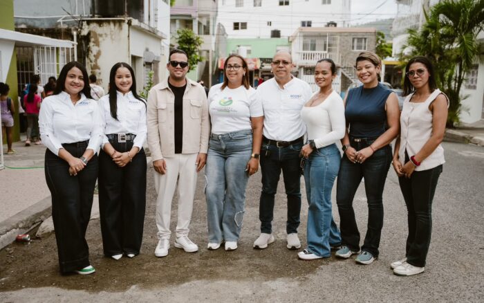 Jóvenes empresarios, comunicadores y profesionales llevan útiles escolares a Villa Rosa