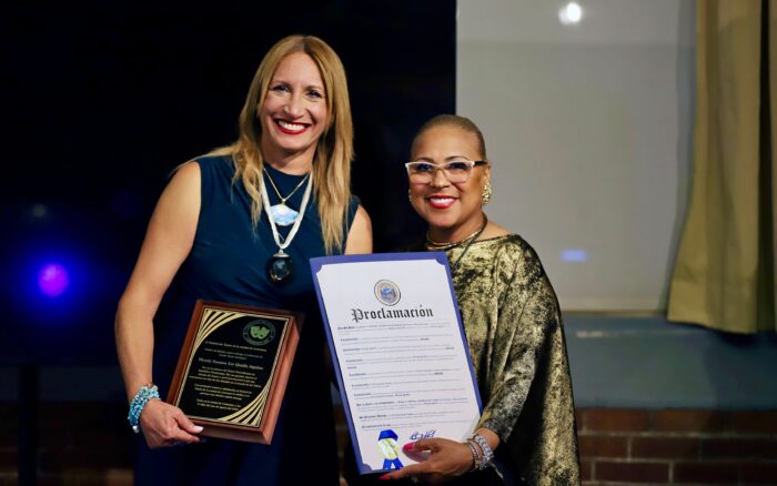 Wendy Queliz recibe cinco reconocimientos en Estados Unidos por su destacada labor en el teatro inclusivo