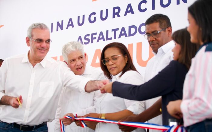 Presidente Abinader inaugura puente sobre río Penitente en Boca de Cachón