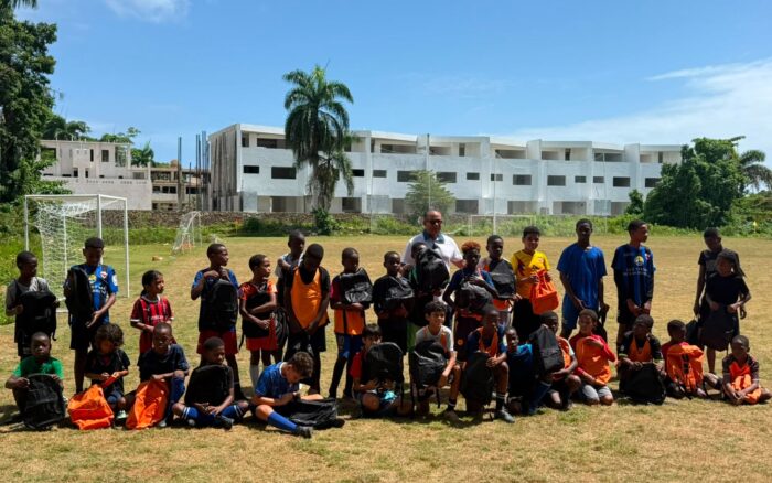 Abogado César Ruiz entrega mochilas a 2 mil niños de escasos recursos en Las Terrenas