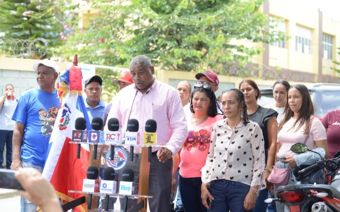 “La distancia mata la inocuidad”: padres de Rancho Arriba reclaman suplidores locales para el almuerzo escolar