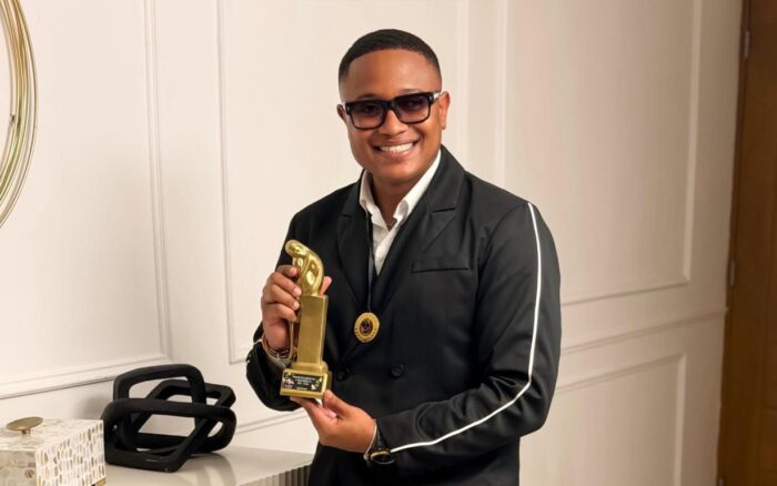 Christopher Peña se alza con el Premio ÀNTON como “Presentador de Farándula del Año”