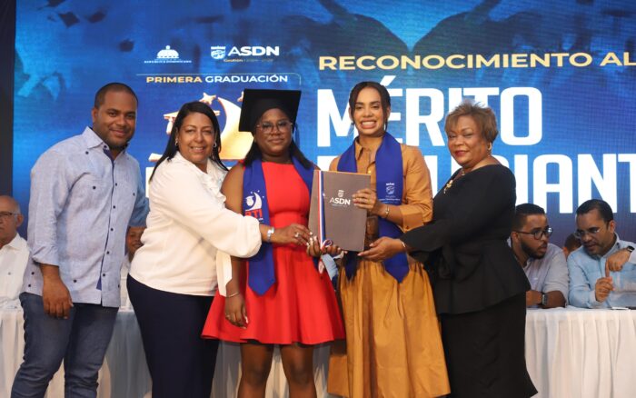 Alcaldesa Betty Gerónimo encabeza Primera Graduación Municipal de Santo Domingo Norte
