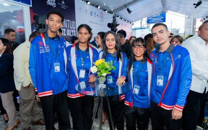 Cinco jóvenes dominicanos asumen el reto de recuperar un Récord Guinness de lectura en voz alta