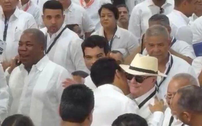 Hipólito y David se saludan con cariño y beso