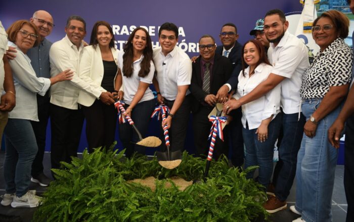 Fellito Suberví inicia el saneamiento de cañada en Los Guaricanos