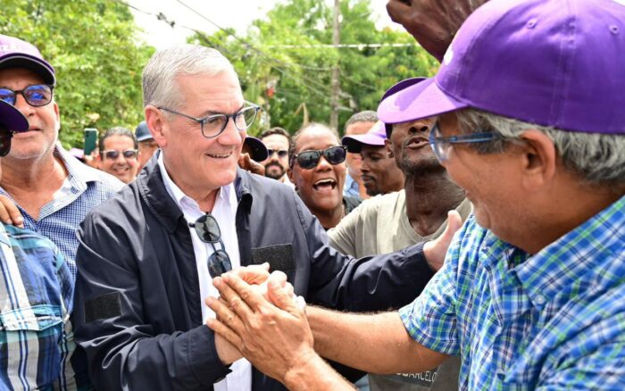 Gonzalo Castillo se compromete a llevar a los hogares de San Pedro de Macorís el agua que hoy se pierde