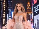 Thalía deslumbra Times Square con un vestido de Giannina Azar y una sorpresa musical