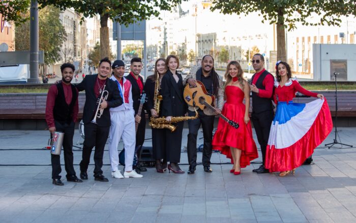 Yanco Santana y su Orquesta EL DOMI hacen historia al llevar el merengue y la bachata a la televisión nacional de Rusia