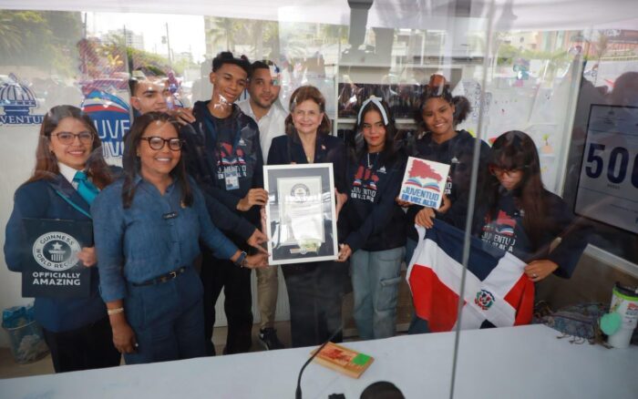 República Dominicana rompe récord con 500 horas de lectura corrida