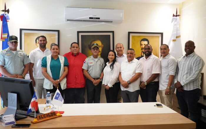 Director de la DIGESETT escucha inquietudes de la comunidad de Azua durante encuentro
