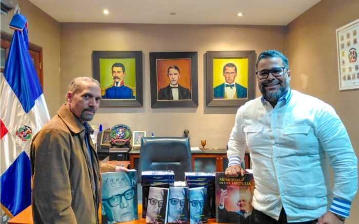 Efemérides Patrias dona libros a Franklin Rodríguez para impulsar la lectura y la educación cívica