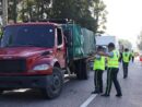 DIGESETT coloca cintas reflectivas a 100 vehículos pesados en La Cumbre para fortalecer la seguridad vial