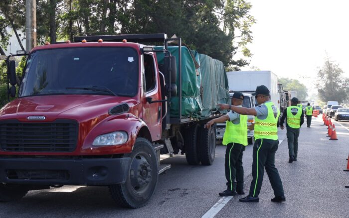 DIGESETT coloca cintas reflectivas a 100 vehículos pesados en La Cumbre para fortalecer la seguridad vial