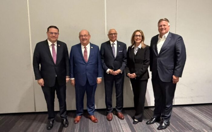 Yayo Sanz Lovatón firma alianza en SEMICON West para impulsar semiconductores en RD