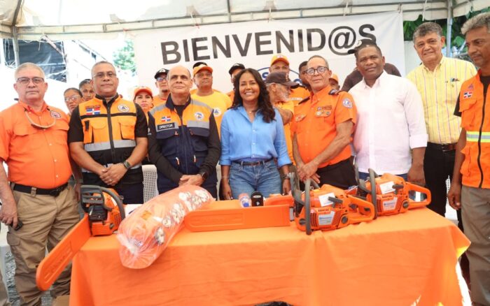 Scarlet Benzán entrega equipos y utilería a la Defensa Civil de Santo Domingo Oeste