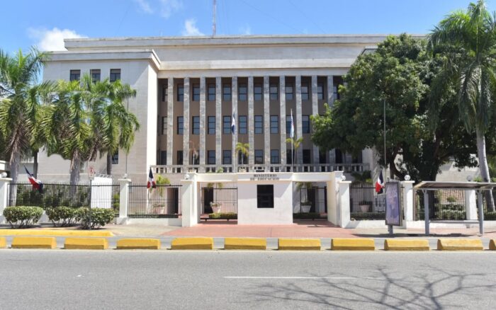 Ministerio de Educación mantiene suspensión de docencia en zonas vulnerables de provincias bajo alerta amarilla
